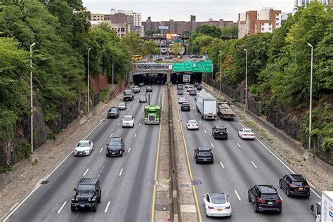 Traffic cross bronx. Dec 5, 2020 ... The stretch of road that ranks fifth in the nation for the number of serious accidents it saw in 2019 is the Cross Bronx Expressway (I-95) at ... 