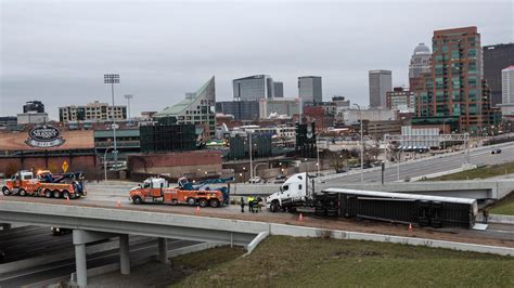 Dec 27, 2023 · I-64 West was closed from 9th to 22nd Street for several hours while crews inspected the roadway, determining whether or not more lanes should be opened. All lanes of I-64 West were reopened at ... . 