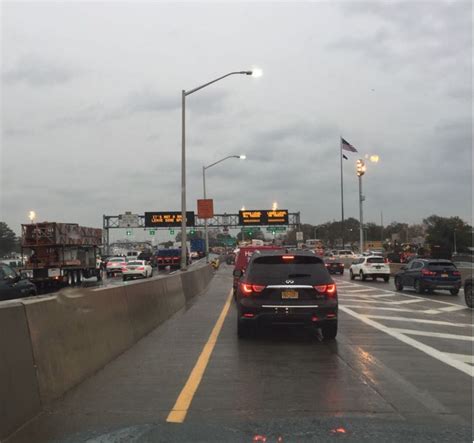 Interstate 278 (Staten Island Expressway) eastbound enters the V