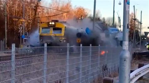 Train crashes into bus / Tåg kraschar in i buss på Hisingen