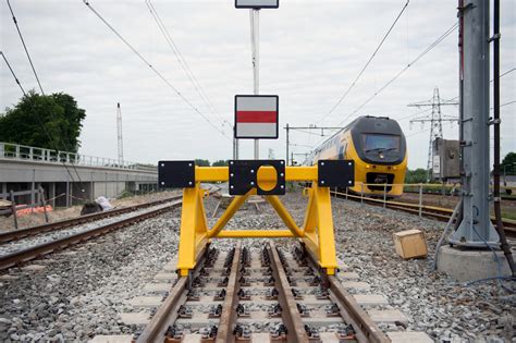 Train stop for short. Walking to Brussels city centre. It's a 22 minute 1.8 km (1 mile) stroll from Brussels Midi station to the Grande Place in the city centre, see walking route map. Leave the station from the main doors on the Eurostar … 