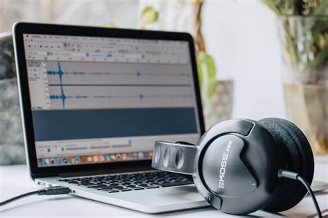 Transcription work. Dec 21, 2020 · Noise-Canceling Headphones. Noise-canceling headphones are essential if you work from home. They’ll help you focus if you need a way to deal with distractions. Noise-canceling headphones have numerous other benefits as well. For one, they provide higher audio quality. This is crucial for excelling at your transcription jobs. 