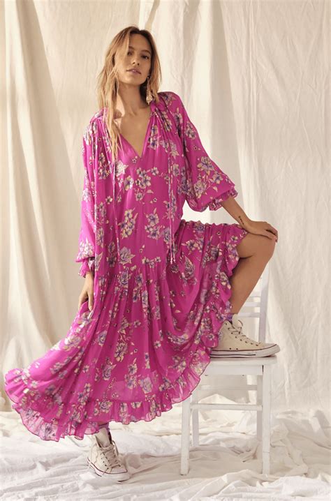 Travel dress. Flowy, free, & fashionable -- the perfect dress awaits you at Nordstrom Rack. Shop our dresses today for up to 70% off top designer brands. 