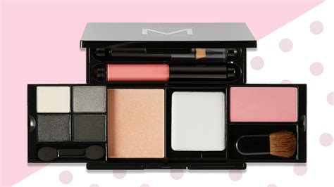 Travel makeup kit. A travel makeup kit can solve this problem, providing a selection of essential products in a compact size that can easily fit in your luggage. In this article, we will discuss the 5 best travel makeup kits that are perfect for all types of travelers. 1. Tarteist ™ PRO glow to go highlight contour palette 