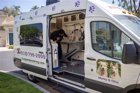 Traveling dog groomer. Typically, for dog groomers the appreciation tips are 15-20% of the cost of the services ( with a $2 minimum ). Most dog owners are encouraged to leave whatever they can afford and think is fair ... 