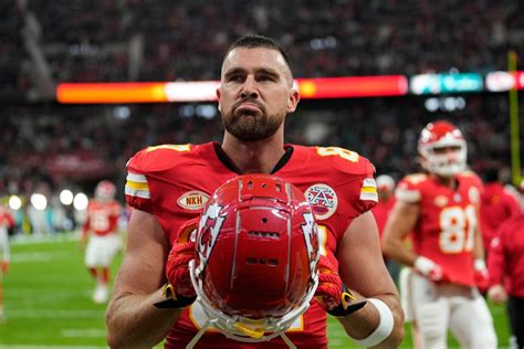 Travis Kelce breaks record to become Chiefs' all-time receiving yards leader