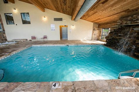 Tremont lodge and resort. The Tremont Lodge & Resort features spacious comfy modern designed rooms with Microwave, Free WiFi, Flat-screen TV, Mini Fridge, Coffee Maker. There are 3 pools onsite (seasonally). There is one indoor heated pool and hot tub that is open all year round. 