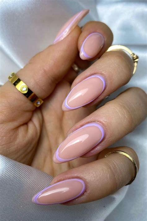 Almond nails are a slender version of oval nails. Compared with pointed stiletto nails, it is softer and low-key. The delicate shape is most suitable for ladies who like long nails. Of course, the design of short almond nails is equally good. We have prepared for you the most popular and new almond nail ideas this year.