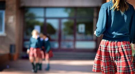 Tribunal Supremo rechaza que una escuela pueda obligar a las niñas a llevar falda