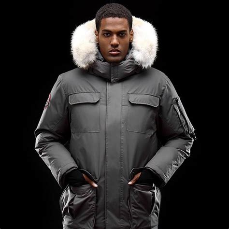 Triple fat goose jacket. A puffer jacket engineered for both utility and style, the Reizen offers premium comfort combined with a functional design. But it doesn't sacrifice protection thanks to its 750 Fill Power White Duck Down, HeiQ DWR, water-repellent shell, and four external fleece-lined pockets, each with a zipper closure. Winter never felt so cozy. Warmth. Fabric. 