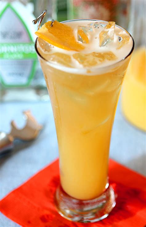 Triple sec recipes. From Sweet Sips 2 by Charles Thomas: 4 large, sweet oranges 2 1/2 cups vodka 1 3/4 cups sugar Peel zest from 2 of the oranges and set aside. Squeeze juice from all oranges into a measuring cup and add water, if necessary, to bring juice to 2 cups. Pour juice ... 