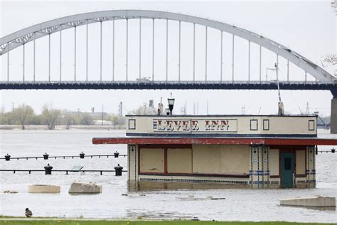 Trouble along the Mississippi River as the spring snowmelt drives near-record flooding