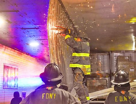 Truck gets wedged in tunnel between Manhattan and Brooklyn after ignoring warnings