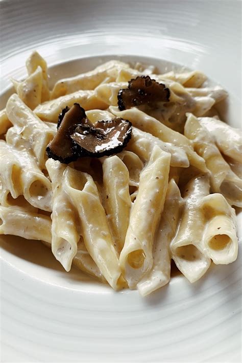 Truffle pasta in Venetië, luxehotel in Croatia: Russian parlementslid ...