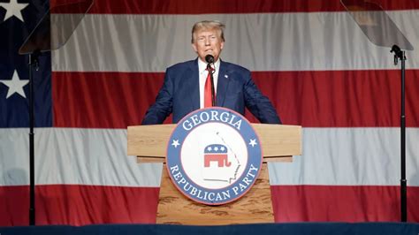 Trump lamenta que la acusación sea un “sicariato político” mientras hace campaña con el asesor acusado