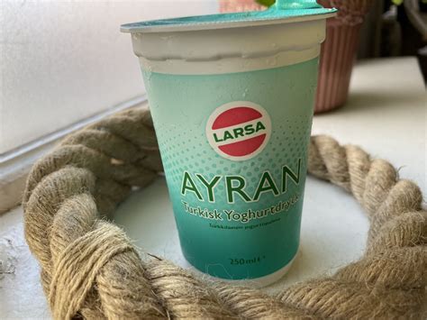 Trysam ayran. Ayran se pije na Balkánu, v Turecku i v arabsky mluvících zemích a jeho varint je spousta. Je to skvělé a zdravé pití, které v letním horku přijde vhod. Já upřednostňuji česnek. Navíc se přiznám, že ředění ayranu dělám obráceně, dávám víc vody než jogurtu, připadá mi to jaksi pitelnější, prostě víc zaženu ... 