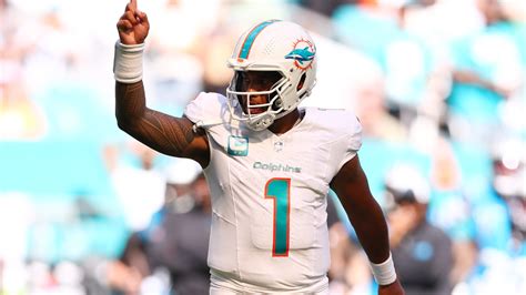 Tua Tagovailoa throws 3 TD passes to rally the Dolphins past the Panthers 42-21