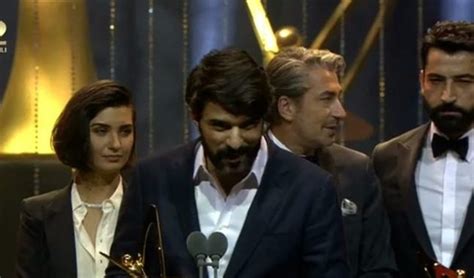 Tuba Büyüküstün ve Engin Akyürek. Altın Kelebek (2017) en .