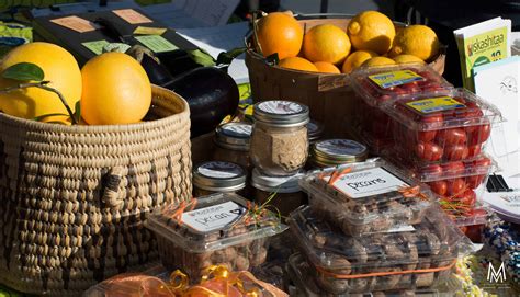 Tucson farmers market. The market is held every Wednesday and offers only food-related items. On Nov. 14 Market Daze starts, featuring arts, crafts, clothing and other goodies along with the farmers market fare. Market ... 