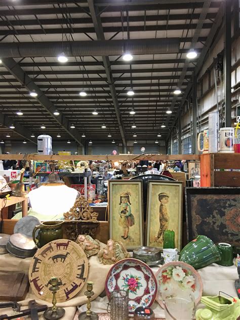Hours of Operation: 8am - 5pm Types of Products: Antiques & Collectibles, Primitives, Pottery, Furniture, Quilts, New Merchandise Check out Tulsa Flea Market in Tulsa, Oklahoma and get shopping today. Map out the location and check out the products that Tulsa Flea Market has to offer. Get shopping today from your local vendors and save money!