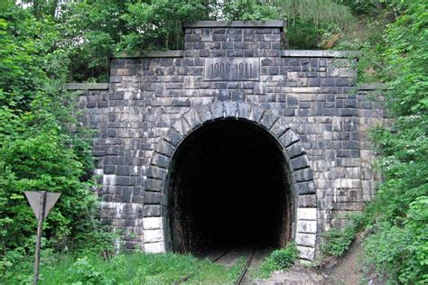 Tunel pod Przełęczą Kowarską - tunel znajdujący się pod Przełęczą Kowarską, pomiędzy miejscowościami Kowary i Ogorzelec. Znajduje się na linii kolejowej nr 308. Ma długość 1025 m i jest jednym z najdłuższych tuneli w Polsce [1] . 15 maja 1882 roku otwarto pierwszy odcinek linii kolejowej do Kowar.. 