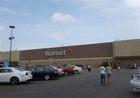Tupelo walmart. A small airplane circles over Tupelo, Miss., Sept. 3, 2022. Police say the pilot of the small airplane is threatening to crash the aircraft into a Walmart store. 