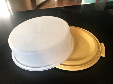 Vintage Tupperware Round Cake Taker Pie Cupcake Carrier Gold 