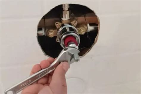 Tuscany shower valve adjustment. 1. Check The Batteries. If your Delta touch faucet touch is not functioning properly, the first step is to check the batteries. When the batteries need to be replaced on Delta Touch2O faucets, the LED indicator light on the faucet’s base will blink red. The number of batteries required depends on the model. 