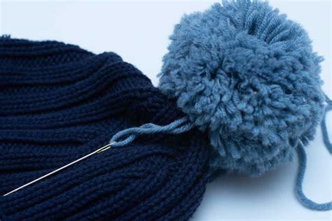 Tutorial How to make a quick pompom for a knit hat Knitted hats