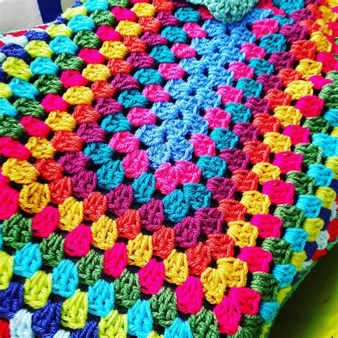 Tutorial How to make a rectangular Granny Square blanket. Grid and Bloom