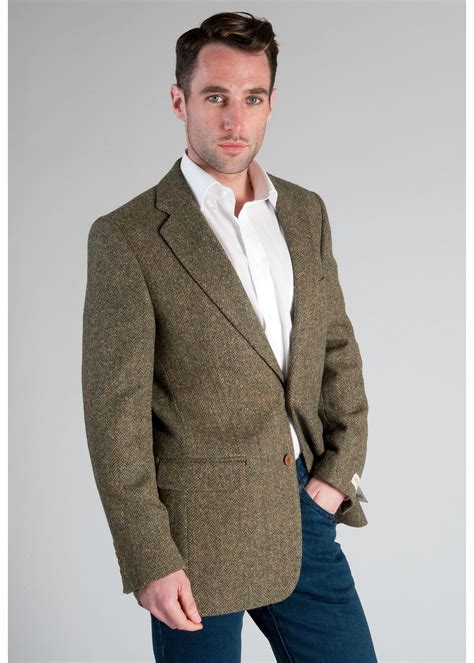 Twead. Dane D1- Mens Coffee Classic Herringbone Tweed Tailored Fit Trousers. £49.99. 1 2. Does sophistication come any better than a pair of tailored fit tweed trousers? Our men’s tweed trousers collection can be mixed and matched with your favourite blazers to create your unique style. Keep it extra classy with brown herringbone suit trousers, or ... 