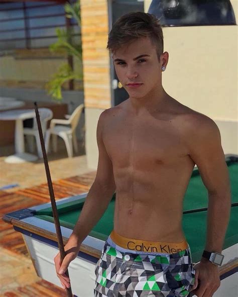Twinks bare
