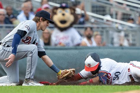 Twins blow 4-1 lead, fall to Tigers 8-4