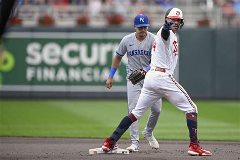 Twins blow open tie game with five-run eighth to beat Kansas City