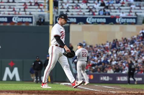 Twins suffer blowout loss to Astros in Game 3 of ALDS