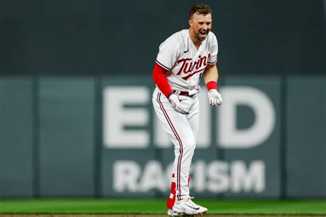 Twins walk-off Boston, 5-4, on Kyle Farmer’s 10th-inning single