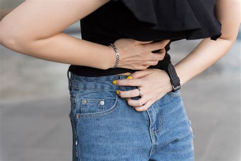 Twitches in lower stomach. pulse near your bellybutton. back pain. No one’s sure what causes this to happen, but certain things seem to increase your risk, including: smoking or tobacco use. blood vessel diseases, such as ... 
