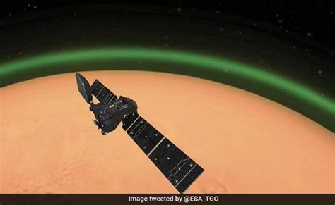 Twitter Abuzz After Spacecraft Captures "Unique Green Glow" Around Mars