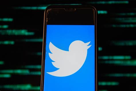 Twitter hunts for identity of source code leaker