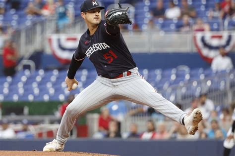 Tyler Mahle strong as Twins break out bats