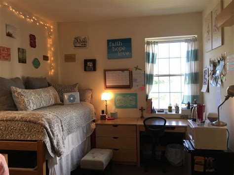Most on-campus residence halls include singles, double, and suites. Floor plans vary from residence hall to residence hall. CampusReel hosts dorm tours of Florida State University (FSU), and every one is different. As you’ll see, every dorm room is decorated in a unique and fun way - students are creative with their setups to make Florida ...
