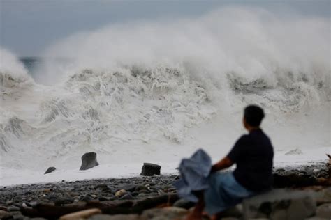 Typhoon Koinu injures 190 and brings record-breaking winds to Taiwan