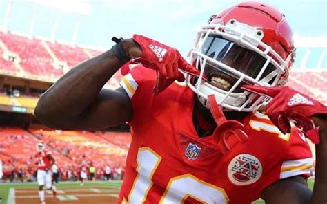 By James Moore August 15, 2023 You must check out Tyreek Hill's workout routine to get in shape and have fun simultaneously. This NFL superstar's routine will help you lose weight, build muscle, and improve your cardiovascular fitness. This article will show you a routine that will help you bulk up and get toned.. 