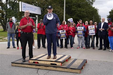 UAW’s confrontational leader makes gains in strike talks, but some wonder: Has he reached too far?
