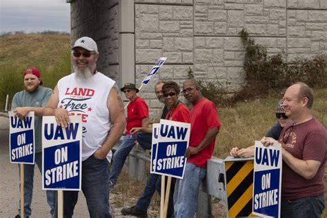 UAW announces deal with General Motors that tentatively ends strikes against Detroit automakers