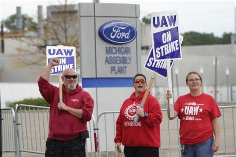 UAW members at the first Ford plant to go on strike vote overwhelmingly to approve new contract