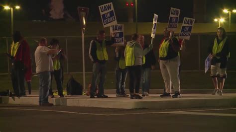 UAW strike: Ford lays off 600 in Michigan, picketing continues in Wentzville