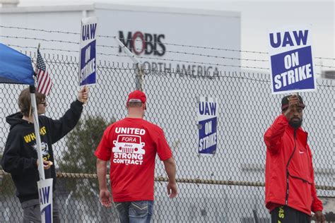 UAW strikes spread to Chicago, Lansing as 7,000 more workers join the picket line