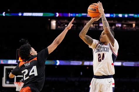 UConn’s Hawkins bounces back from illness in Final Four win