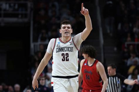 UConn Huskies take on the Saint Mary’s Gaels in second round